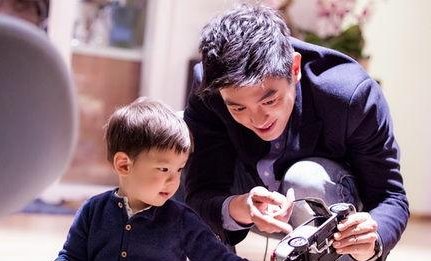 杜江霍思燕观看儿子演出,7岁嗯哼参与歌词创作,其表现力如何?