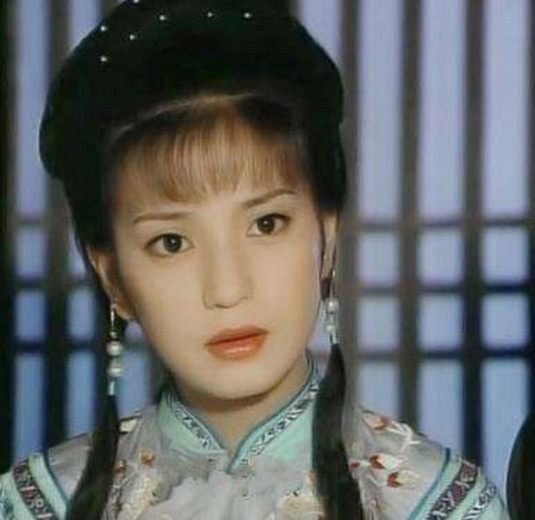 看了赵薇年轻时的照片,你就会明白当时琼瑶为什么让她