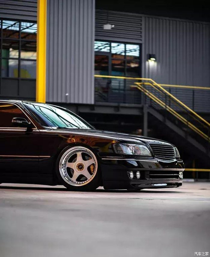 由于奶奶的缘故,这孙子开的是VIP英菲尼迪Q45