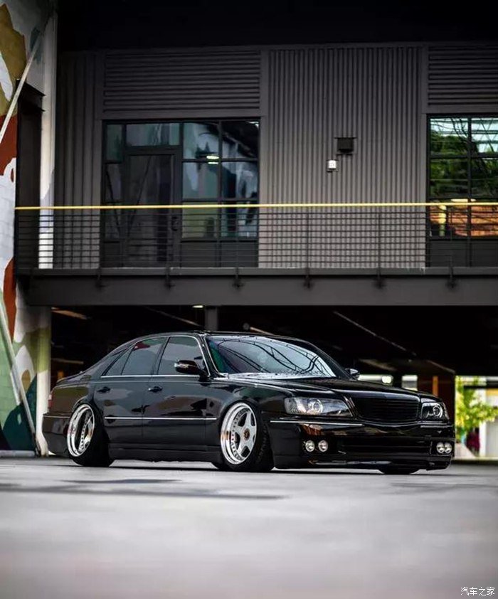 由于奶奶的缘故,这孙子开的是VIP英菲尼迪Q45