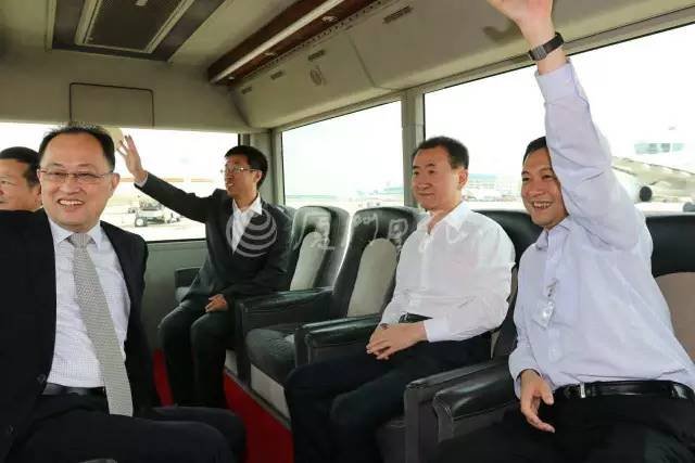 王健林乘私人飞机逃出国被抓是真的吗?说国外爆料了,咱国内没有相关的信息,是真的吗?