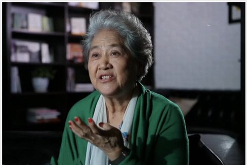 朱迅崩溃哭喊妈妈回家，母亲国外独居多年，为何一直不愿和朱迅一起生活？