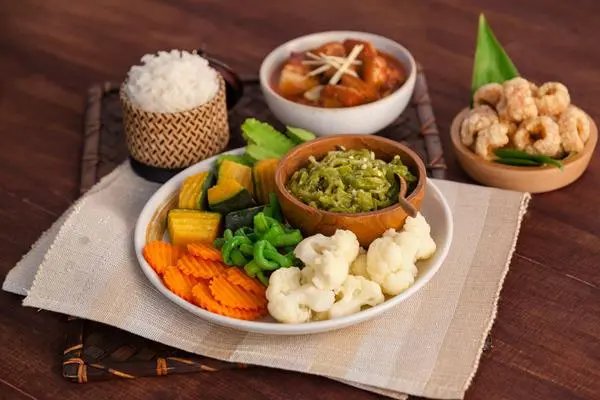 专家赞成给受疫情影响较重家庭发钱，疫情下哪些行业受影响较大？