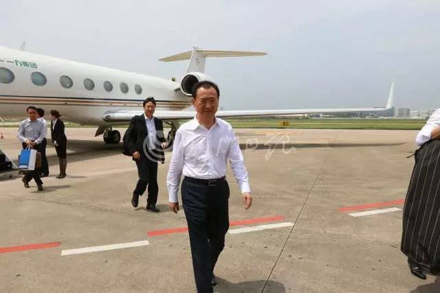 王健林乘私人飞机逃出国被抓是真的吗?说国外爆料了,咱国内没有相关的信息,是真的吗?