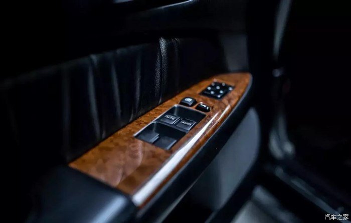 由于奶奶的缘故,这孙子开的是VIP英菲尼迪Q45