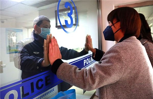 西安一男子求隔离未果后,一家6口全部确诊,谁应该承担责任?