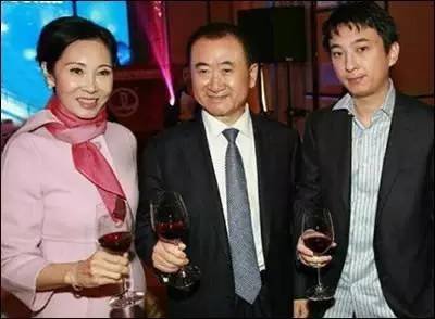 王健林乘私人飞机逃出国被抓是真的吗?说国外爆料了,咱国内没有相关的信息,是真的吗?