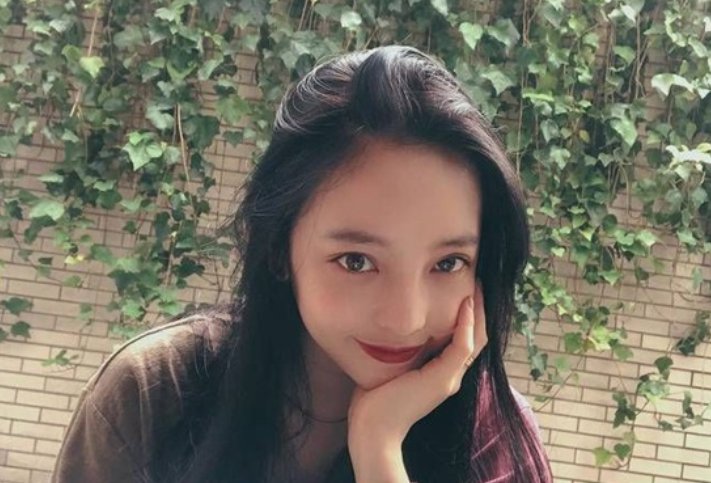 之前雪莉去世时，具荷拉直播中哭红双眼却被人指“假哭”，这是为何？