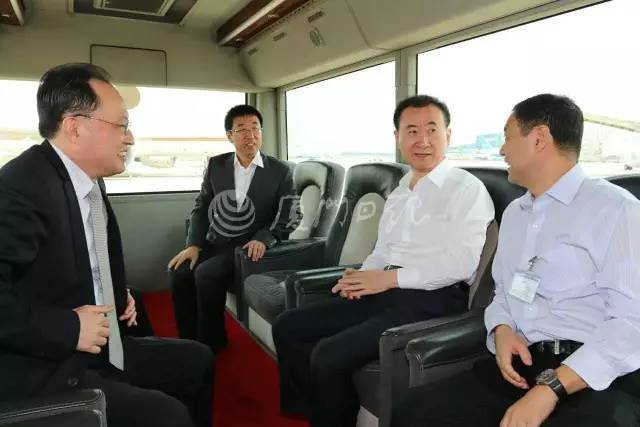 王健林乘私人飞机逃出国被抓是真的吗?说国外爆料了,咱国内没有相关的信息,是真的吗?