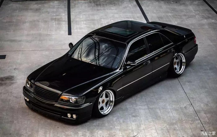 由于奶奶的缘故,这孙子开的是VIP英菲尼迪Q45