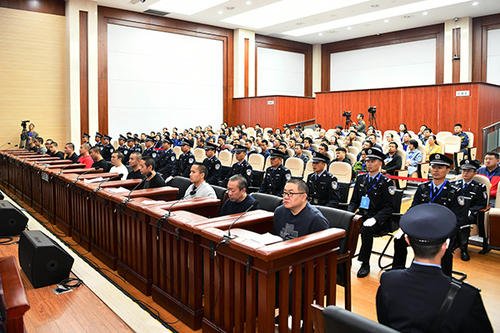 孙小果连续七年被评为劳改积极分子,你支持他提前出狱吗?