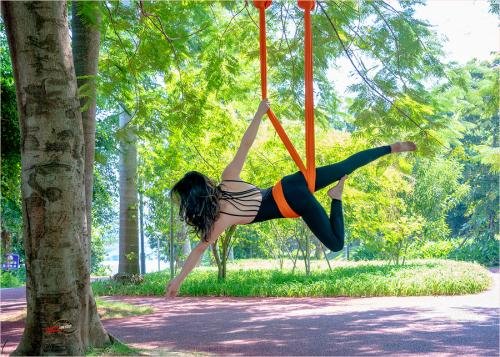 反重力瑜伽是一种新型的瑜伽方式，该运动需要的特殊器具有哪些？