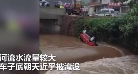 江西上饶女司机驾车冲入河中身亡，女司机是不是驾驶手动挡比较好？