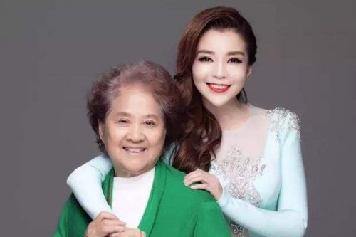 朱迅崩溃哭喊妈妈回家,母亲国外独居多年,为何一直不愿和朱迅一起生活?