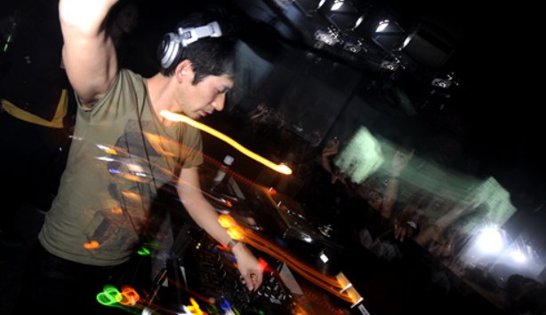 酒吧的DJ主要做些什么工作？