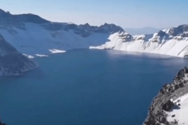 长白山天池再现不明物体，传说中的“水怪”终于又出现了?