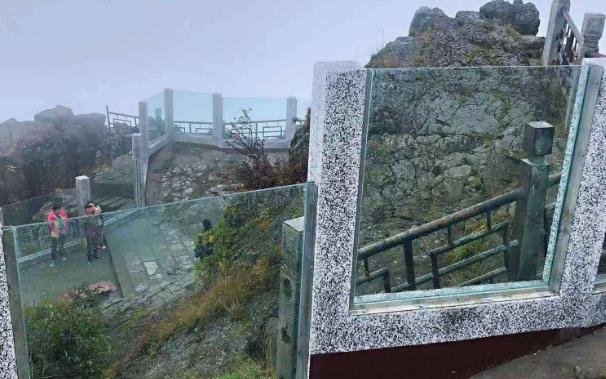 峨眉山金顶舍身崖建起玻璃墙，为了安全是否必须这么做？