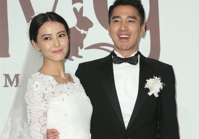 高圆圆与赵又廷挽手逛街被偶遇,这对夫妻有多恩爱?