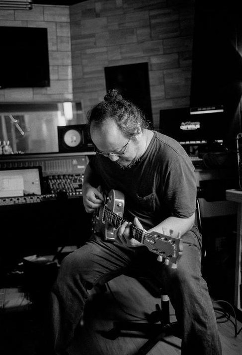 王菲前夫窦唯发新歌连开7天直播,近照曝光,他的现状如何?