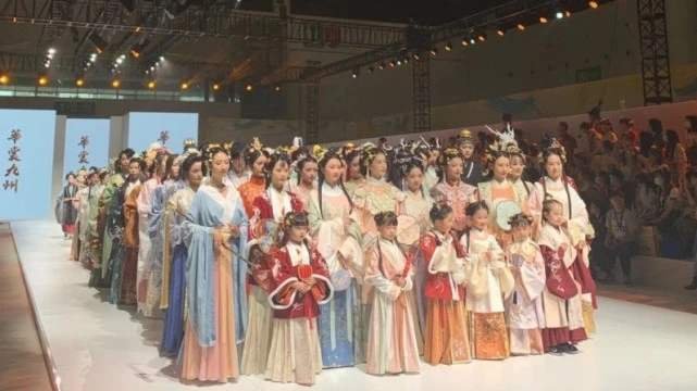 成都萤火虫漫展汉服秀被临时取消，官方是如何回应此事的？