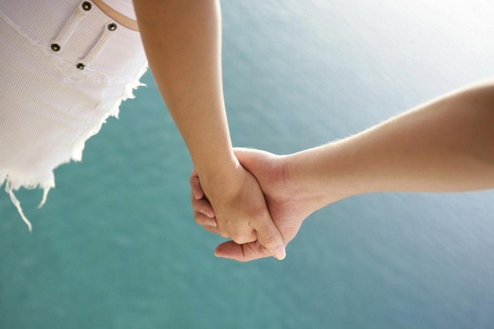 女子深夜坐保时捷内大哭,现实版面包与爱情,该如何抉择?