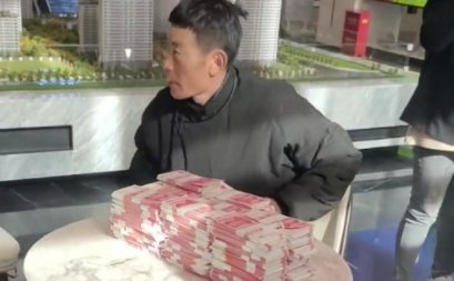 内蒙古一位男子骑马拎着一麻袋现金买房,这位男子有多豪气?