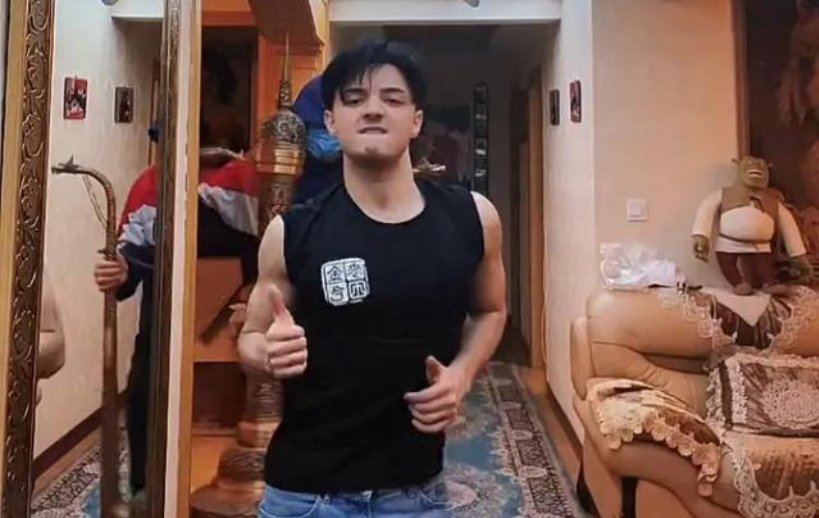 曾被评为“长残童星”的阿尔法，自曝近照一身肌肉，颜值回升，大家怎么看？