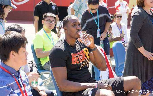 奥尼尔喝矿泉水像喝口服液,犀牛在姚明身旁像啥?
