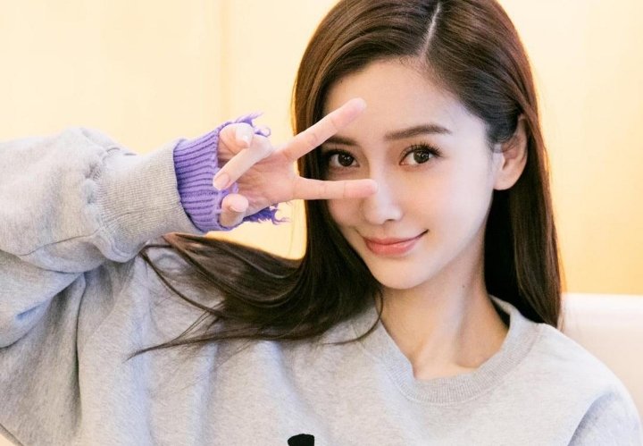 baby带着小海绵赶飞机，他们的状态如何？