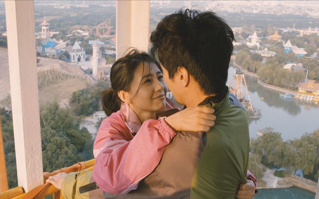 高圆圆与赵又廷挽手逛街被偶遇,这对夫妻有多恩爱?