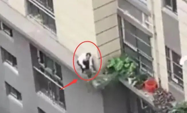 揪心!江苏男子爬出楼房在腰线处浇花失足坠亡,如何避免此类意外?