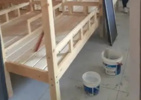 河南一学校学生宿舍80人一间,官方启动问责,该如何解决住宿问题?