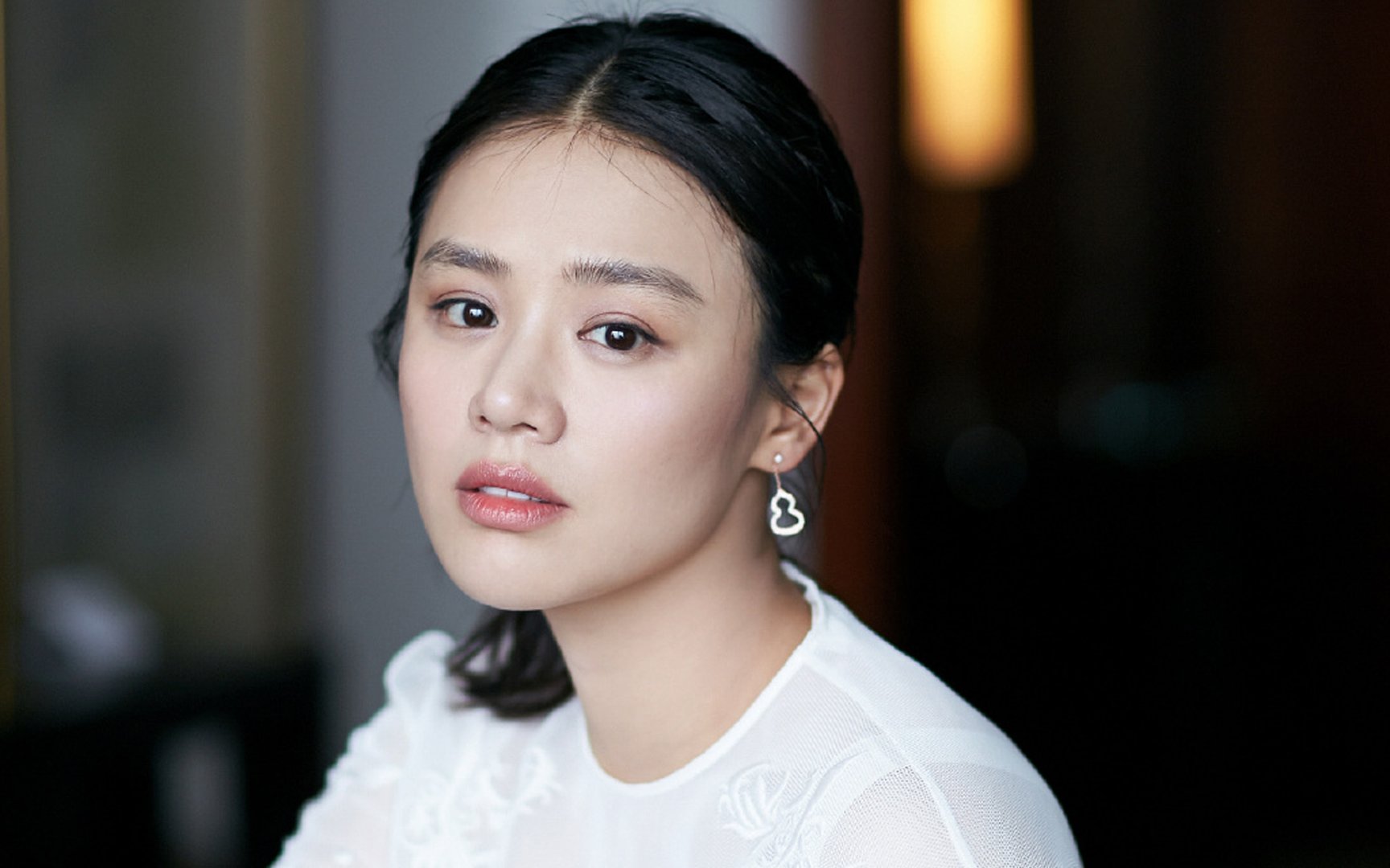 33岁马思纯生图曝光,瘦出尖下巴衣服宽大,她的身体状况如何?