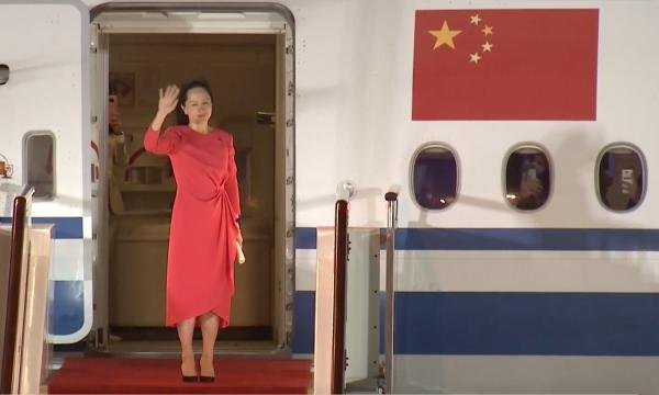 孟晚舟穿一整套香奈儿现身,这颜色就意味着不会轻易被打败,对此你怎么看?