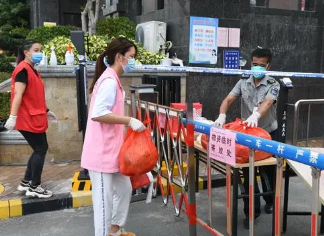 中国好邻居！女子居家防控物资储备不足，封控期间大城市真的会“缺菜”吗？