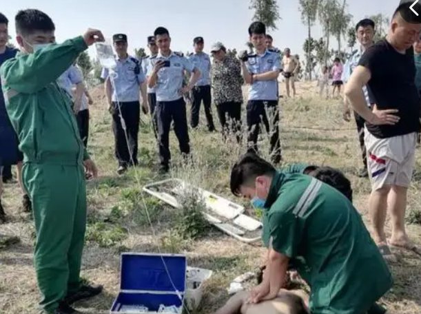 山东一家四口游玩时溺水，仅剩一个孩子存活，遇到溺水事故如何操作救援？