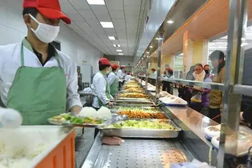 临漳县一家长反映学校食堂卫生问题被刑拘，学校对此是如何回应的？