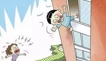 安徽一男童不慎踩破楼顶采光板坠亡,到底是谁的过错?