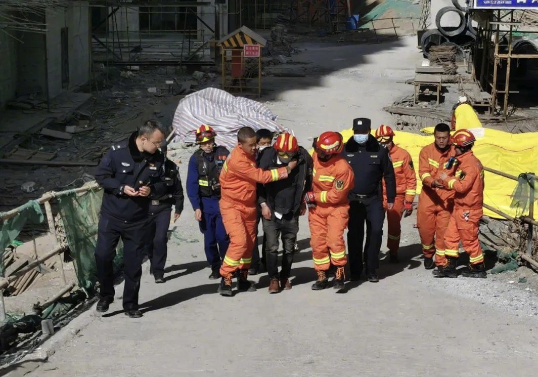 23岁网红塔吊女司机从塔吊坠落身亡,她在吊塔上到底是工作还是作秀?