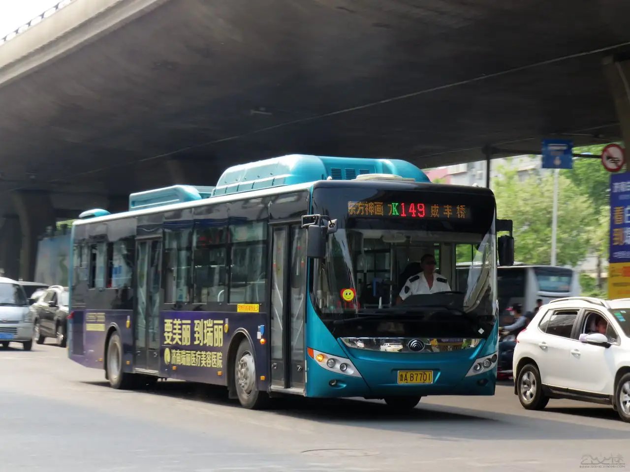 湖南益阳公交总公司回应乘客被踹下车:会给出一个妥当的处理,你怎么看?