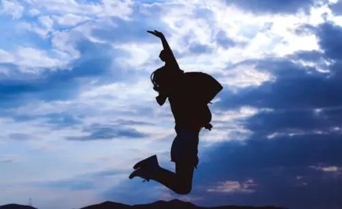 调查显示7成00后嘴上无所谓其实偷偷努力,现代的年轻人在背后有多努力?