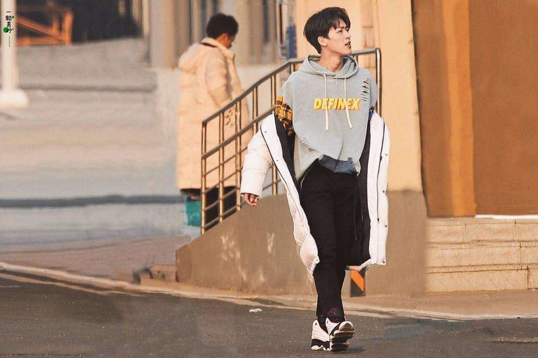 如何看待何洛洛为使用盗版软件道歉这件事呢?