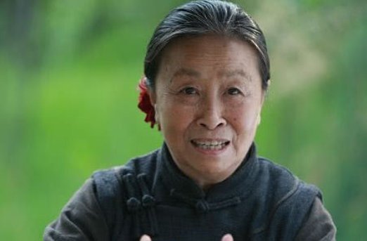 75岁“丑娘”张少华离世,瘦成纸片蜗居40平米房子,这是为何?