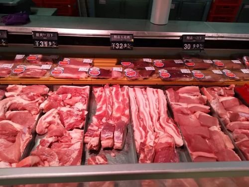 湖南一男子因杀年猪接触生猪肉住进ICU，接触生的猪肉需要做好哪些防范？