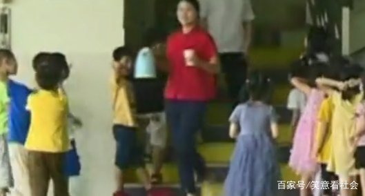 幼儿园用消毒水给孩子泡手：加强消毒，孩子：洗手的水味道很臭，你怎么看？