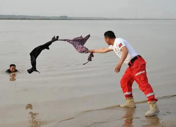 山东一家四口游玩时溺水，仅剩一个孩子存活，遇到溺水事故如何操作救援？