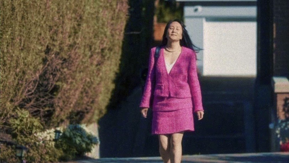 孟晚舟穿一整套香奈儿现身,这颜色就意味着不会轻易被打败,对此你怎么看?