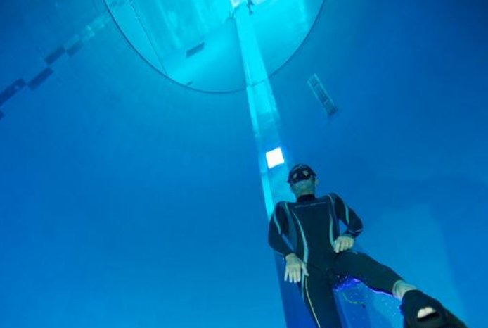 世界上“最深”的泳池，水面离底部有40米，你愿意去体验一番吗？