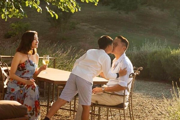 李嘉欣晒视频被赞像清纯大学生，结婚12年，如今她过的怎么样？