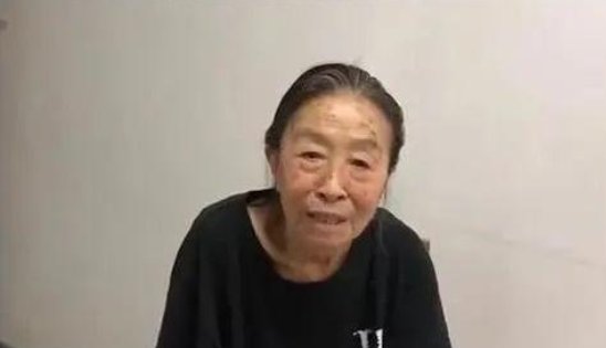 75岁“丑娘”张少华离世,瘦成纸片蜗居40平米房子,这是为何?
